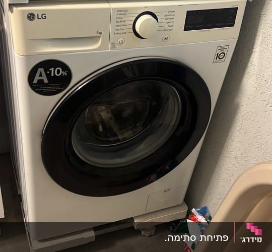 מכונת כביסה סטנדרטית ומייבש כביסה המותקנים זה על גבי זה